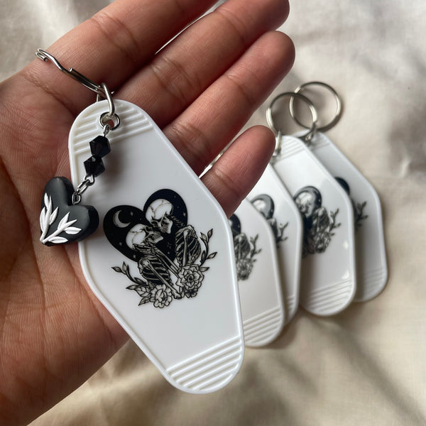 SKULL LOVERS -- MOTEL KEYCHAIN