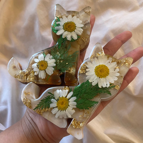 DAISY + FERNS — Cat Phone Stand in Brown Marble