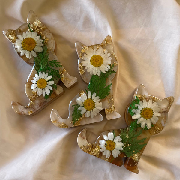 DAISY + FERNS — Cat Phone Stand in Brown Marble