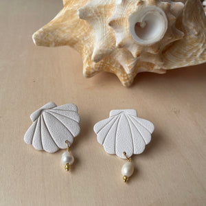 Large Seashell with Ocean Pearl