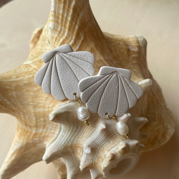 Large Seashell with Ocean Pearl